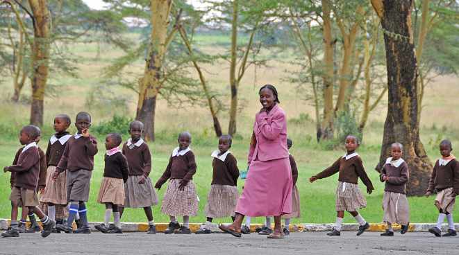 A teacher in Kenya with school children: Nick115 Pixabay